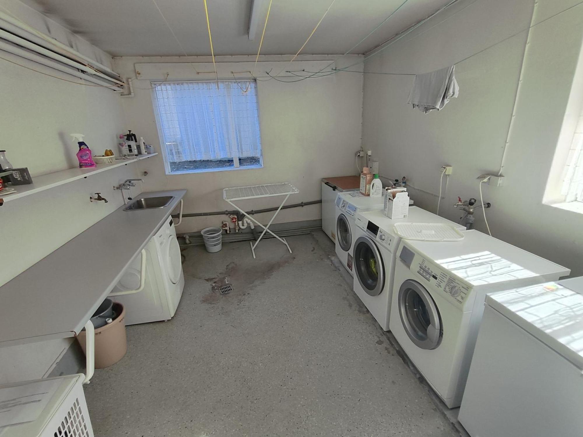 Bright 2 Bedroom In Apartment *